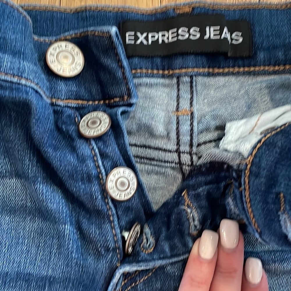 Express Shorts - Picture 2 of 4